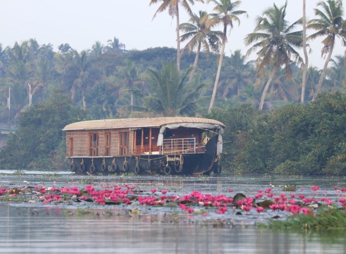 5 Nights / 6 Days Kerala Tour Package – Munnar, Kumarakom & Alleppey